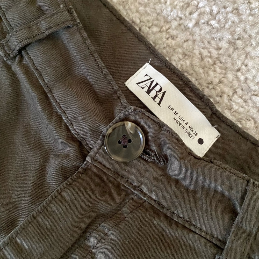 The size is small good condition bought in Zara Portugal in europe 😊